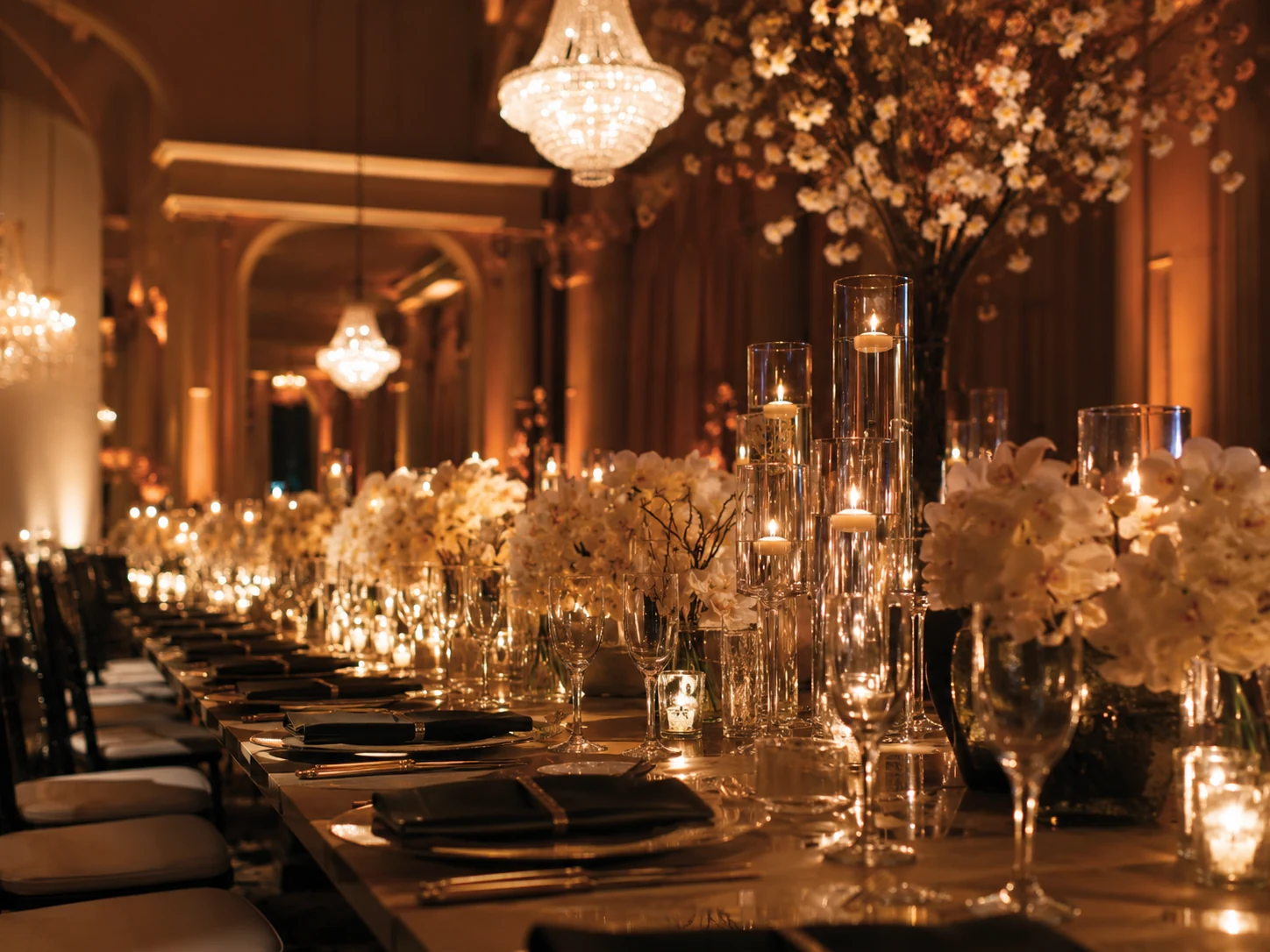 Illustratives Event-Ambiente mit Licht und Dinner