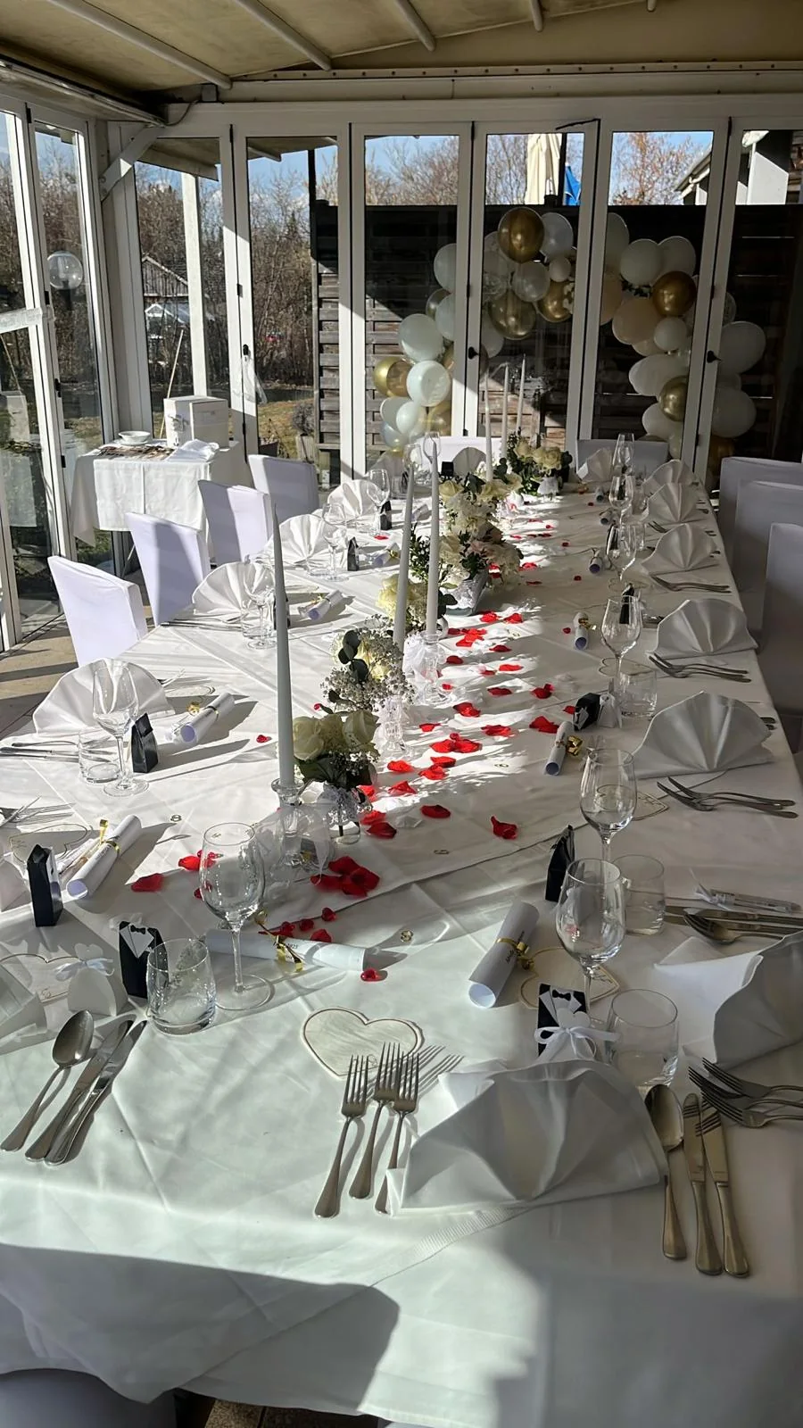 Reale festlich gedeckte Tafel für Dinner und Gala