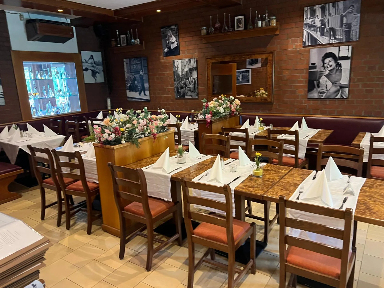 Realer Restaurant- und Serviceaufbau für eine Veranstaltung